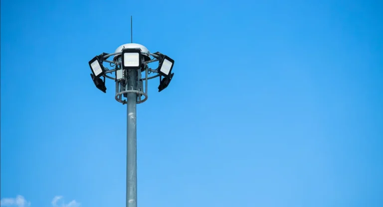 安装户外 LED 泛光灯的 4 种方法