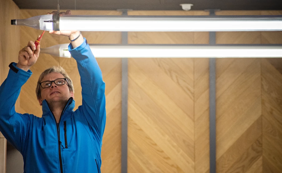 cómo quitar la luz de mantenimiento obligatorio