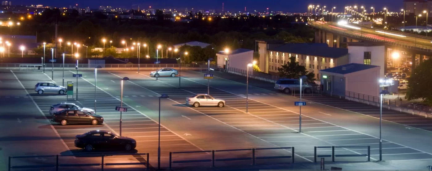 屋外の駐車場はライトを導きました