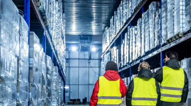 为什么步入式冷藏箱不能使用普通 LED 灯？