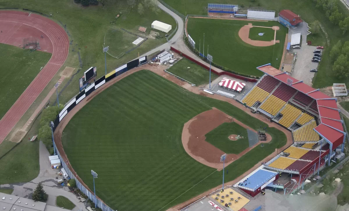 Diseño de iluminación LED para campos de béisbol