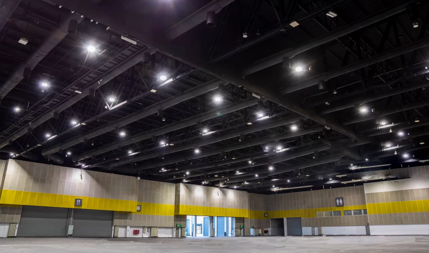 iluminação LED para armazéns com pé-direito alto