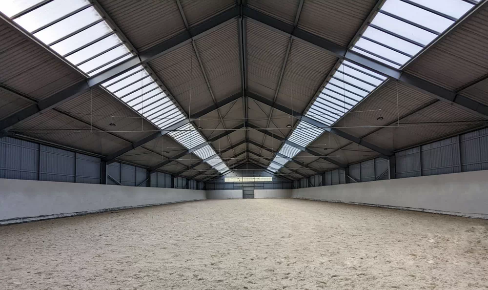 屋内馬の競技場は照明を導いた