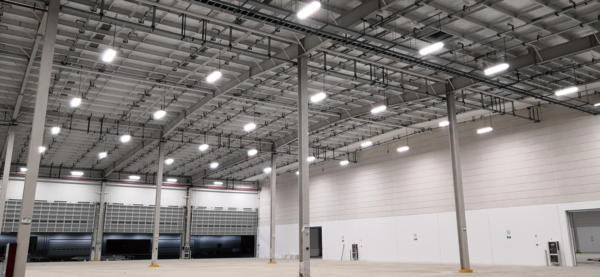 Linear LED high-ceiling lamps: breakthrough in light efficiency from 130lm/W to 180lm/W